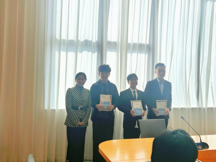 林玮清副行长为学生代表王子源同学、骆俊豪同学、孙皓天同学授书